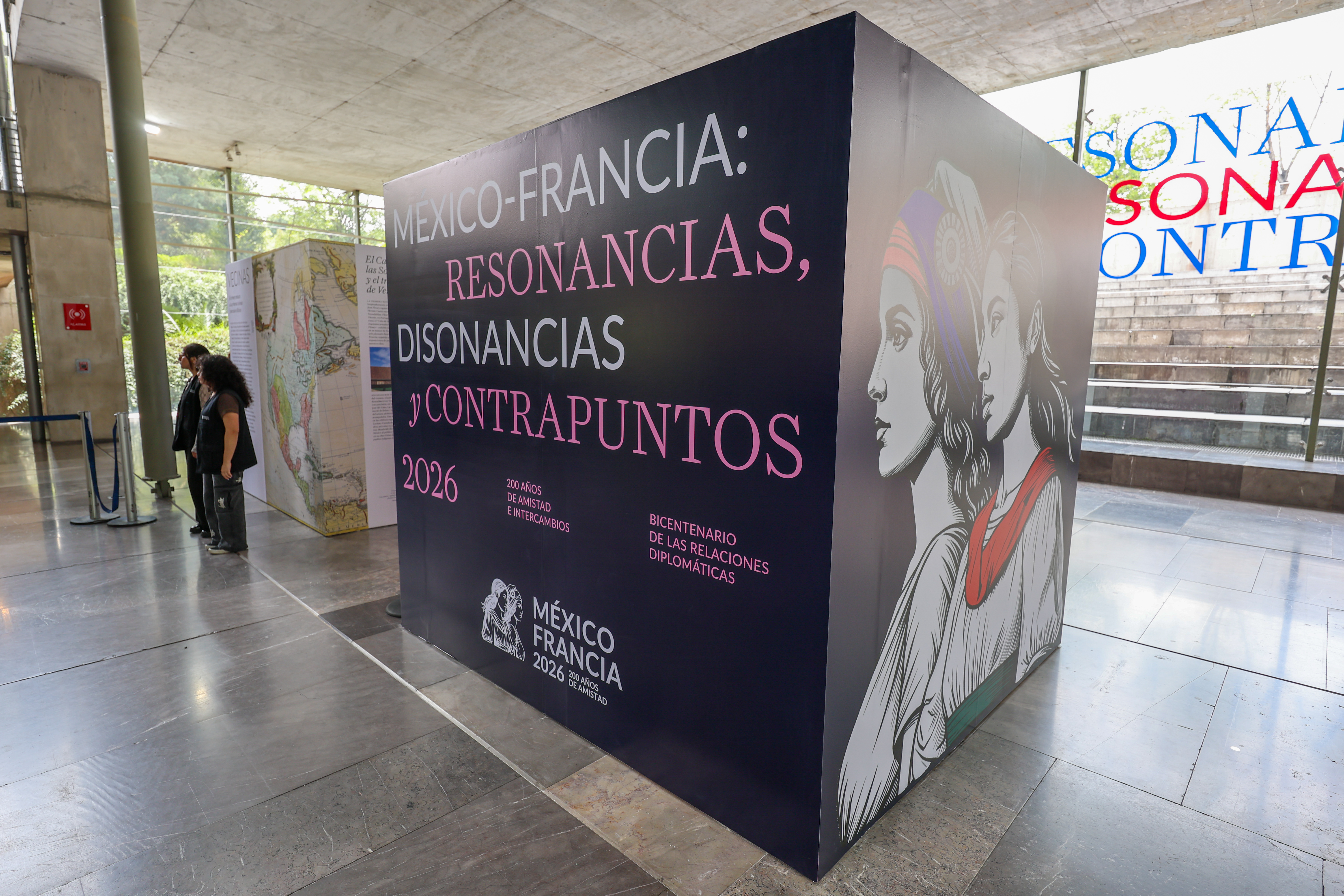 Paneles históricos de la exposición Francia-México